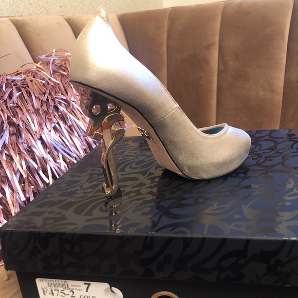 Aennis Eunis Calligraphy Gold Pumps - Picture 7 of 7